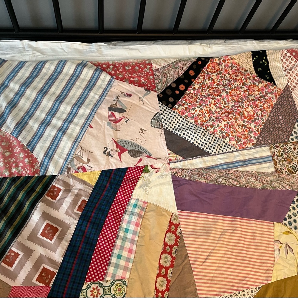Patchwork Quilt with Multicolor Design - Picture 10 of 16